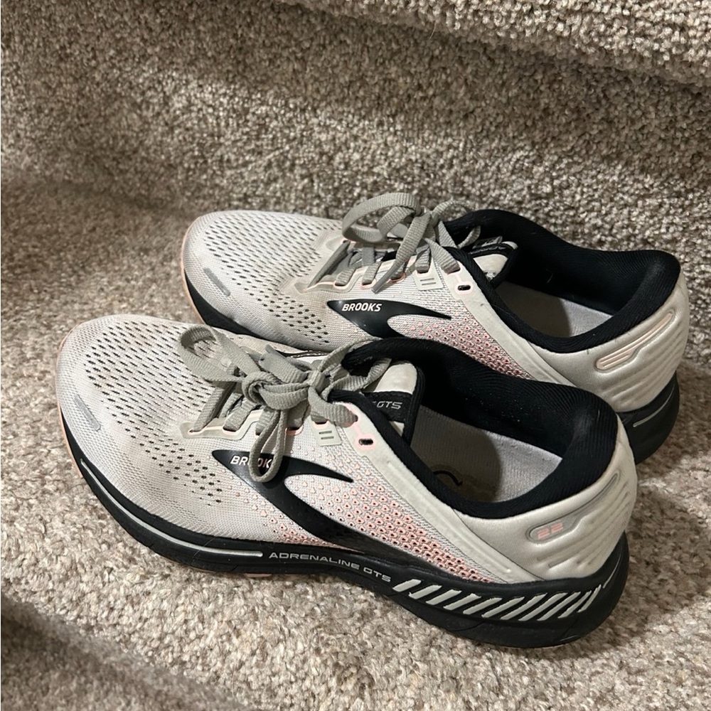Brooks Adrenaline GTS Shoes in White and Black
